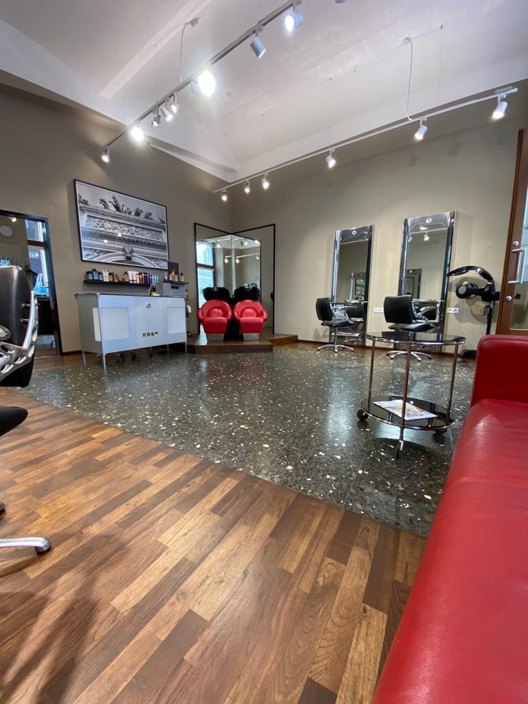 rote und schwarze ledersessel in afterwork haircut friseur in wien 1. bezirk